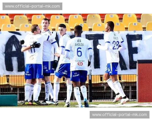 斯特拉斯堡主场球迷高唱助威，巴黎失误率攀升致上半场被动