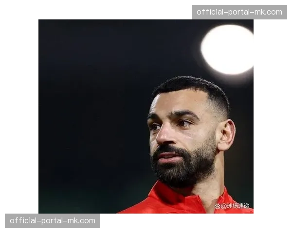 花絮：小球迷冲入场内与偶像萨拉赫击掌，随后被保安友好带离